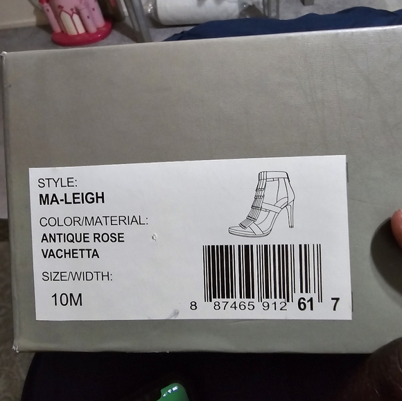 BCBG 4INCH HEELS - Picture 8 of 9